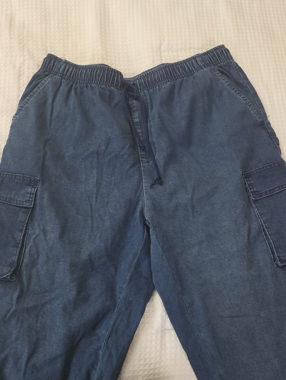 Drawstring cargo pants, loose fit.